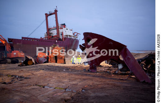 La déconstruction du cargo TK Bremen sur la plage d'Erdeven. - © Philip Plisson / Plisson La Trinité / AA33028 - Nos reportages photos - Cargo