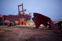 La déconstruction du cargo TK Bremen sur la plage d'Erdeven. © Philip Plisson / Plisson La Trinité / AA33028 - Nos reportages photos - Ville [56]
