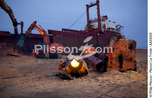 La déconstruction du cargo TK Bremen sur la plage d'Erdeven. - © Philip Plisson / Plisson La Trinité / AA33029 - Nos reportages photos - Erdeven