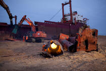La déconstruction du cargo TK Bremen sur la plage d'Erdeven. © Philip Plisson / Plisson La Trinité / AA33029 - Nos reportages photos - Pollution