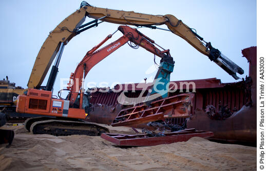 La déconstruction du cargo TK Bremen sur la plage d'Erdeven. - © Philip Plisson / Plisson La Trinité / AA33030 - Nos reportages photos - Erdeven