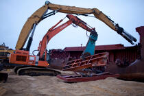 La déconstruction du cargo TK Bremen sur la plage d'Erdeven. © Philip Plisson / Plisson La Trinité / AA33030 - Nos reportages photos - Cargo