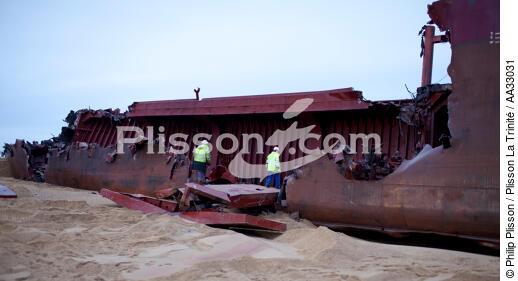 La déconstruction du cargo TK Bremen sur la plage d'Erdeven. - © Philip Plisson / Plisson La Trinité / AA33031 - Nos reportages photos - Erdeven