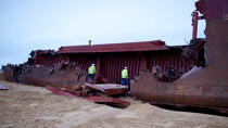 La déconstruction du cargo TK Bremen sur la plage d'Erdeven. © Philip Plisson / Plisson La Trinité / AA33031 - Nos reportages photos - Erdeven