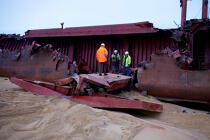 La déconstruction du cargo TK Bremen sur la plage d'Erdeven. © Philip Plisson / Plisson La Trinité / AA33032 - Nos reportages photos - Pollution