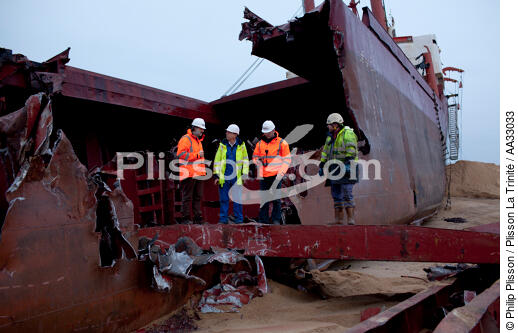 La déconstruction du cargo TK Bremen sur la plage d'Erdeven. - © Philip Plisson / Plisson La Trinité / AA33033 - Nos reportages photos - Erdeven