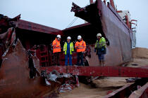 La déconstruction du cargo TK Bremen sur la plage d'Erdeven. © Philip Plisson / Plisson La Trinité / AA33033 - Nos reportages photos - Paysage littoral