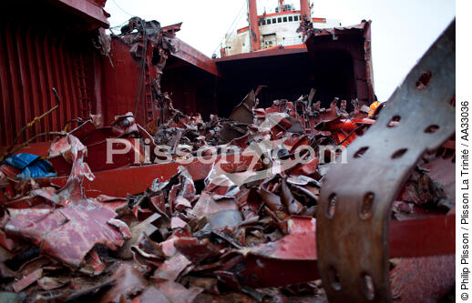La déconstruction du cargo TK Bremen sur la plage d'Erdeven. - © Philip Plisson / Plisson La Trinité / AA33036 - Nos reportages photos - Erdeven