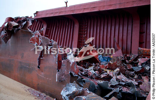 La déconstruction du cargo TK Bremen sur la plage d'Erdeven. - © Philip Plisson / Plisson La Trinité / AA33037 - Nos reportages photos - Ville [56]