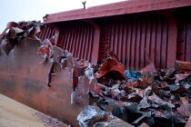La déconstruction du cargo TK Bremen sur la plage d'Erdeven. © Philip Plisson / Plisson La Trinité / AA33037 - Nos reportages photos - Ville [56]