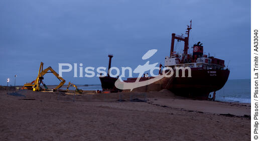 The deconstruction of cargo TK Bremen on the beach of Erdeven. [AT] - © Philip Plisson / Plisson La Trinité / AA33040 - Photo Galleries - Beach
