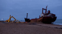 La déconstruction du cargo TK Bremen sur la plage d'Erdeven. © Philip Plisson / Plisson La Trinité / AA33040 - Nos reportages photos - Cargo