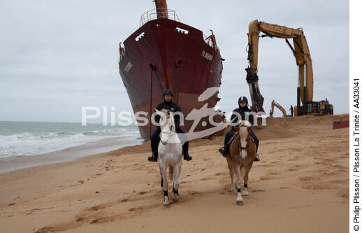 La déconstruction du cargo TK Bremen sur la plage d'Erdeven. - © Philip Plisson / Plisson La Trinité / AA33041 - Nos reportages photos - Erdeven