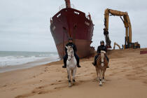 La déconstruction du cargo TK Bremen sur la plage d'Erdeven. © Philip Plisson / Plisson La Trinité / AA33041 - Nos reportages photos - Erdeven