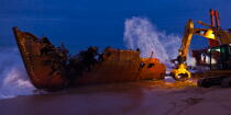 Déconstruction du cargo TK Bremen sur la plage d'Erdeven © Philip Plisson / Plisson La Trinité / AA33044 - Nos reportages photos - Nuit