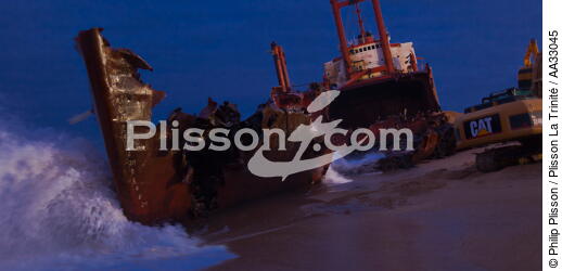 Déconstruction du cargo TK Bremen sur la plage d'Erdeven - © Philip Plisson / Plisson La Trinité / AA33045 - Nos reportages photos - Nuit