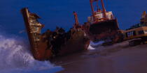 Déconstruction du cargo TK Bremen sur la plage d'Erdeven © Philip Plisson / Plisson La Trinité / AA33045 - Nos reportages photos - Nuit