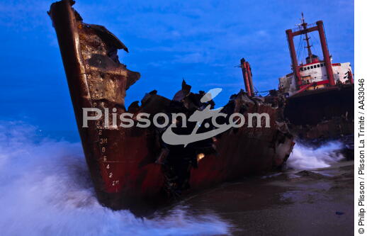 Deconstruction of cargo TK Bremen on the beach of Erdeven [AT] - © Philip Plisson / Plisson La Trinité / AA33046 - Photo Galleries - Moment of the day