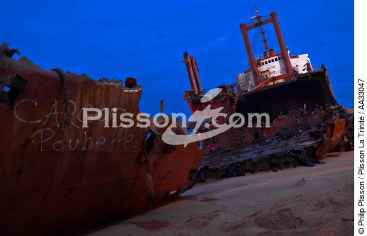 Déconstruction du cargo TK Bremen sur la plage d'Erdeven - © Philip Plisson / Plisson La Trinité / AA33047 - Nos reportages photos - Paysage littoral