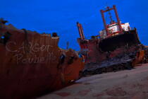 Déconstruction du cargo TK Bremen sur la plage d'Erdeven © Philip Plisson / Plisson La Trinité / AA33047 - Nos reportages photos - Nuit