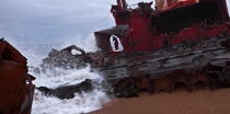 Déconstruction du cargo TK Bremen sur la plage d'Erdeven © Philip Plisson / Plisson La Trinité / AA33049 - Nos reportages photos - Transport maritime