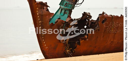 Déconstruction du cargo TK Bremen sur la plage d'Erdeven - © Philip Plisson / Plisson La Trinité / AA33050 - Nos reportages photos - Pollution