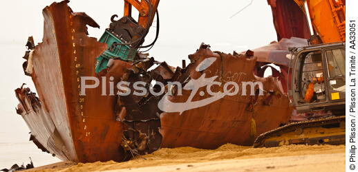 Déconstruction du cargo TK Bremen sur la plage d'Erdeven - © Philip Plisson / Plisson La Trinité / AA33051 - Nos reportages photos - Cargo