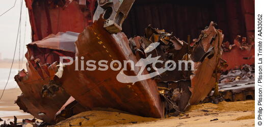 Déconstruction du cargo TK Bremen sur la plage d'Erdeven - © Philip Plisson / Plisson La Trinité / AA33052 - Nos reportages photos - Cargo
