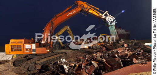 Déconstruction du cargo TK Bremen sur la plage d'Erdeven - © Philip Plisson / Plisson La Trinité / AA33056 - Nos reportages photos - Ville [56]
