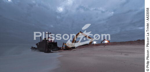 Déconstruction du cargo TK Bremen sur la plage d'Erdeven - © Philip Plisson / Plisson La Trinité / AA33058 - Nos reportages photos - Erdeven