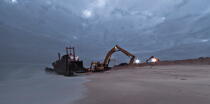 Déconstruction du cargo TK Bremen sur la plage d'Erdeven © Philip Plisson / Plisson La Trinité / AA33058 - Nos reportages photos - Erdeven
