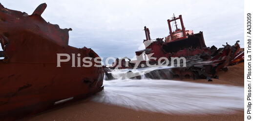 Déconstruction du cargo TK Bremen sur la plage d'Erdeven - © Philip Plisson / Plisson La Trinité / AA33059 - Nos reportages photos - Erdeven