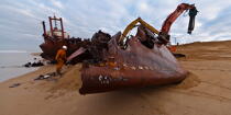 Déconstruction du cargo TK Bremen sur la plage d'Erdeven © Philip Plisson / Plisson La Trinité / AA33061 - Nos reportages photos - Erdeven