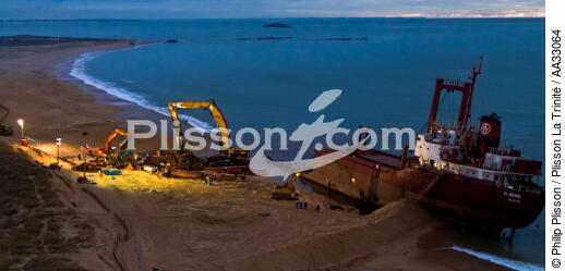 Déconstruction du cargo TK Bremen sur la plage d'Erdeven - © Philip Plisson / Plisson La Trinité / AA33064 - Nos reportages photos - Paysage littoral