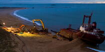 Déconstruction du cargo TK Bremen sur la plage d'Erdeven © Philip Plisson / Plisson La Trinité / AA33064 - Nos reportages photos - Ville [56]