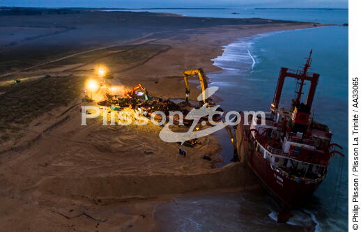 Déconstruction du cargo TK Bremen sur la plage d'Erdeven - © Philip Plisson / Plisson La Trinité / AA33065 - Nos reportages photos - Cargo