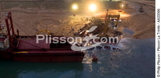 Déconstruction du cargo TK Bremen sur la plage d'Erdeven - © Philip Plisson / Plisson La Trinité / AA33066 - Nos reportages photos - Erdeven