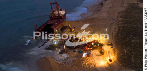 Déconstruction du cargo TK Bremen sur la plage d'Erdeven - © Philip Plisson / Plisson La Trinité / AA33067 - Nos reportages photos - Erdeven