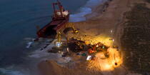 Déconstruction du cargo TK Bremen sur la plage d'Erdeven © Philip Plisson / Plisson La Trinité / AA33067 - Nos reportages photos - Erdeven