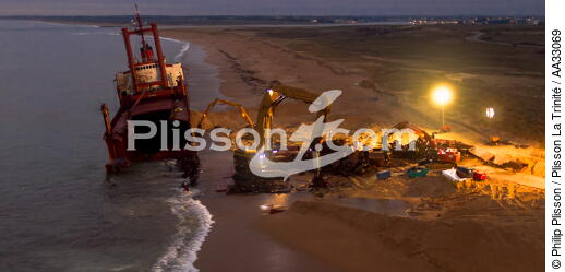 Déconstruction du cargo TK Bremen sur la plage d'Erdeven - © Philip Plisson / Plisson La Trinité / AA33069 - Nos reportages photos - Erdeven