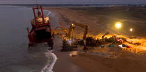 Déconstruction du cargo TK Bremen sur la plage d'Erdeven © Philip Plisson / Plisson La Trinité / AA33069 - Nos reportages photos - Ville [56]