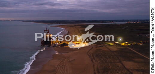 Déconstruction du cargo TK Bremen sur la plage d'Erdeven - © Philip Plisson / Plisson La Trinité / AA33070 - Nos reportages photos - Nuit