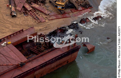 Déconstruction du cargo TK Bremen sur la plage d'Erdeven - © Philip Plisson / Plisson La Trinité / AA33071 - Nos reportages photos - Plage