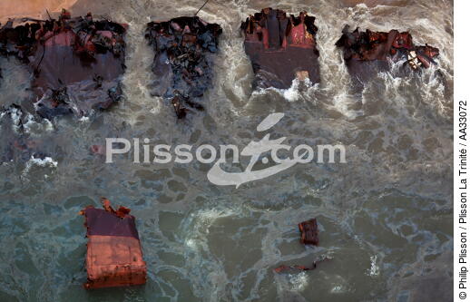 Déconstruction du cargo TK Bremen sur la plage d'Erdeven - © Philip Plisson / Plisson La Trinité / AA33072 - Nos reportages photos - Erdeven