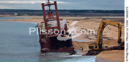 Déconstruction du cargo TK Bremen sur la plage d'Erdeven - © Philip Plisson / Plisson La Trinité / AA33073 - Nos reportages photos - Ville [56]