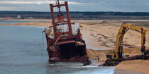 Déconstruction du cargo TK Bremen sur la plage d'Erdeven © Philip Plisson / Plisson La Trinité / AA33073 - Nos reportages photos - Pollution