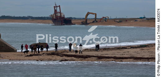 Déconstruction du cargo TK Bremen sur la plage d'Erdeven - © Philip Plisson / Plisson La Trinité / AA33074 - Nos reportages photos - Pollution
