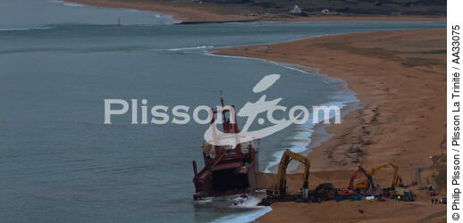 Déconstruction du cargo TK Bremen sur la plage d'Erdeven - © Philip Plisson / Plisson La Trinité / AA33075 - Nos reportages photos - Erdeven