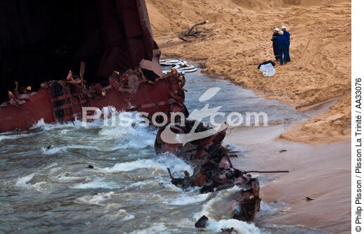 Déconstruction du cargo TK Bremen sur la plage d'Erdeven - © Philip Plisson / Plisson La Trinité / AA33076 - Nos reportages photos - Plage