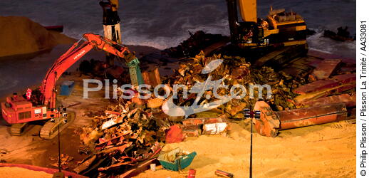 Déconstruction du cargo TK Bremen sur la plage d'Erdeven - © Philip Plisson / Plisson La Trinité / AA33081 - Nos reportages photos - Pollution
